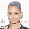 Nicole Richie se je odločila za pastelno vijolično.jpg