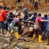 indonezija zemeljski plaz katastrofa resevanje nesreca krava blato.jpg