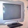 Televizijo je zazidal v steno.jpg