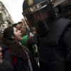 španski protestniki in policija.jpg