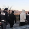 Eden od protestnikov je skušal odstraniti žico