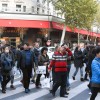kitajski turisti v Parizu nakupujejo