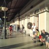 Postajališče v Novi Gorici je že uro pred prihodom vlaka precej polno.