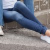 kavbojke skinny noge adidaske bele.jpg