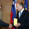 Drnovšek Podbregar prejema odlikovanje za vojaške zasluge 2006