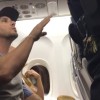 letalo, Delta, družina z otrokom, policistka, potniki, video