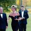 diana črna obleka vanity fair zabava torbica črna.jpg
