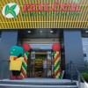 vhod trgovine Kalček v BTC-ju v Ljubljani in prepoznavna maskota Kalček.jpg