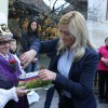 marija_metelko_je_prinesla_slavnostno_potico_na_kateri_je_prerezala_trak_simona_hribvek.jpg