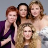 Sarah Jessica Parker (60) kot Carrie Bradshaw, Cynthia Nixon (59) kot Miranda Hobbes, Kristin Davis