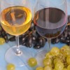 kozarec belega in rdečega vina.jpg