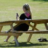 vročina, visoke temperature, bosa, ženska, dekle, svetlolaska, piknik, park, trava.jpg