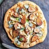 pizza s komarčkom figami in lešniki.JPG