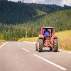 Traktor na cesti