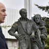 janez janša, kip partizana z ženo in otrokom