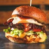 Burger s slanino, jajcem in solato.jpg