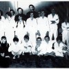 12_clani_karate_kluba_brezice_s_tedanjim_trenerjem_nikolo_putnikom_iz_zagreba__1977_.jpg