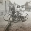 Foto 3_ Dekleta s kolesi pred hišo družine Fejtő.jpg
