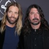 Taylor Hawkins (prvi na levi) je umrl marca ... Dave se je odločil, da bo pot skupine nadaljeval.