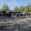 01_iz_avtobusa_izstopili_in_na_zacetek_cakali_in_se_pogovarjali.jpg