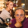 Bojan Emerišič je lastnik restavracije, Rudi Kavčič. Viktorija Bencik pa natakarica, Nastja.