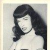 Kraljica pin-upov iz 50. let: Bettie Page je postala ikona popularne kulture s svojimi pin-up fotogr