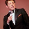 Paul Anka je uspel še kot najstnik, zato se dobro drži tudi po sedmih desetletjih nastopanja. Njegov