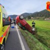 Avto se je prevrnil na streho.