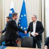 klemen boštjančič, branimir štrukelj, podpis dogovora o plačah.jpg