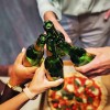 alkohol close-up-hands-holding-drinks.jpg
