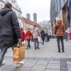 ljudje ulica nakupi.jpg