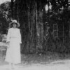 1690892084_alma_m._karlin_v_beli_obleki_in_s_klobukom._honolulu,_havaji._20._leta_20._stol._(mnzc,_f