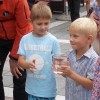 1471423579_2_-_naključni_obiskovalci_so_si_previdno_podajali_kozarec_čiste_jamske_vode._vsaka_kaplji