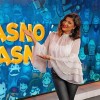 Jasna Kuljaj je ena tistih medijskih osebnosti, ki jih težko spregledaš — duhovita, iskriva in vedno
