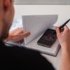 simbolična, šola, uporaba-telefona-med-poukom, telefoni-v-šoli, učenci, mobilne-naprave, učilnica