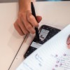 simbolična, šola, uporaba-telefona-med-poukom, telefoni-v-šoli, učenci, mobilne-naprave, učilnica