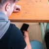 simbolična, šola, uporaba-telefona-med-poukom, telefoni-v-šoli, učenci, mobilne-naprave, učilnica