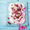 Pavlova s češnjami, vrtnicami in pistacijami