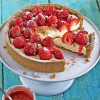 torta z jagodami in hrustljavimi arasidi