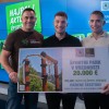 Sašo de Gleria iz podjetja Taurus in Domen ter Aljaž Lukan, zmagovalca akcije Najbolj aktualen šport