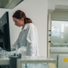 temeljni-kamen-lek-lendava, sandoz, laboratorij-kontrolo-kakovosti, simbolična, farmacija