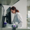 temeljni-kamen-lek-lendava, sandoz, laboratorij-kontrolo-kakovosti, simbolična, farmacija