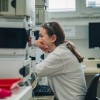 temeljni-kamen-lek-lendava, sandoz, laboratorij-kontrolo-kakovosti, simbolična, farmacija