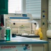 temeljni-kamen-lek-lendava, sandoz, laboratorij-kontrolo-kakovosti, simbolična, farmacija