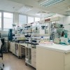 temeljni-kamen-lek-lendava, sandoz, laboratorij-kontrolo-kakovosti, simbolična, farmacija