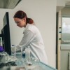 temeljni-kamen-lek-lendava, sandoz, laboratorij-kontrolo-kakovosti, simbolična, farmacija