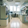 temeljni-kamen-lek-lendava, sandoz, laboratorij-kontrolo-kakovosti, simbolična, farmacija