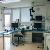 temeljni-kamen-lek-lendava, sandoz, laboratorij-kontrolo-kakovosti, simbolična, farmacija