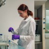 temeljni-kamen-lek-lendava, sandoz, laboratorij-kontrolo-kakovosti, simbolična, farmacija