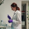 temeljni-kamen-lek-lendava, sandoz, laboratorij-kontrolo-kakovosti, simbolična, farmacija